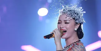 Konser Move On Party dan Welcome Hope 2016 yang diadakan oleh SCTV menghadirkan musisi-musisi papan atas tanah air. Momen tutup tahun 2015 pun menjadi meriah, salah satunya berkat aksi panggung Zaskia Gotik. (Galih W. Satria/Bintang.com)