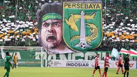 Panpel pertandingan menggelar nonton bareng laga Persebaya kontra Arema FC di 19 Polsek di Surabaya, Minggu (6/5/2018). (Bola.com/Aditya Wany)