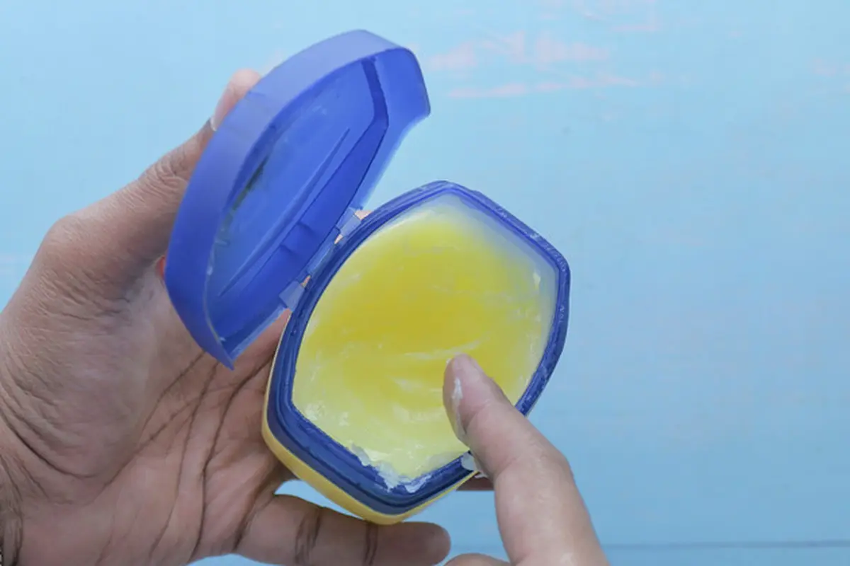 Wah Bisa Untuk Membersihkan Tas dan Sepatu Juga, Ini 5 Manfaat Lain Petroleum Jelly
