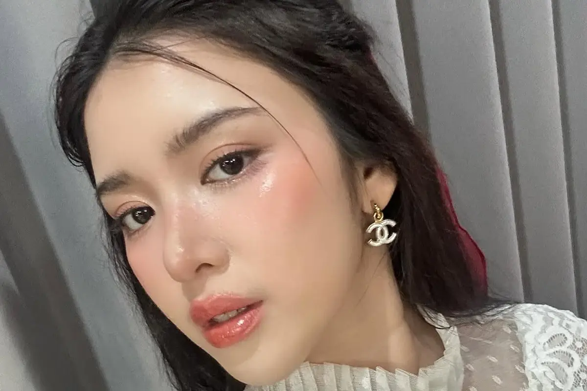 Pesona Tiara Andini Tampil dengan Makeup Look 'Habis Mandi' yang Jadi Tren Lebaran 2025