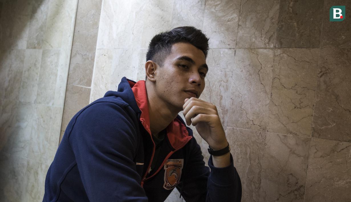 Kiper Borneo FC, Nadeo Argawinata, berpose saat berada di Hotel Sultan, Jakarta, Rabu (18/4/2018). Pemuda 21 tahun ini merupakan penjaga gawang kedua dari Borneo FC. (Bola.com/Vitalis Yogi Trisna)