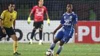 Pemain Persib, Hariono, saat bertanding melawan Pusamania Borneo FC dalam laga leg kedua perempatfinal Piala Presiden 2015 di Stadion Si Jalak Harupat, Bandung, Sabtu (26/9/2015). (Bola.com/Arief Bagus)
