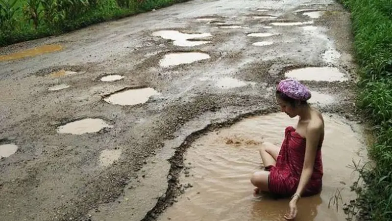 Memprotes Jalanan Rusak, Model Cantik Mandi di Kubangan Air