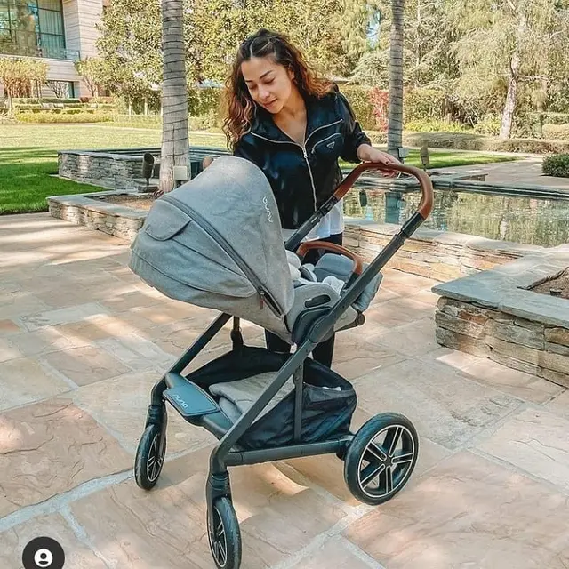 6 Momen Nikita Willy Ajak Baby Izz Jalan-Jalan Sore, Gaya Rambutnya Bak ABG
