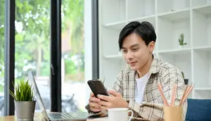 Ilustrasi seorang pria akses vidio dan belanja di ponsel. (BongkarnGraphic/depositphotos.com)