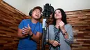 Wizzy mengaku tak menyangka bahwa dirinya akan di ajak kolaborasi oleh penyanyi Indonesia favoritnya tersebut. (Deki Prayoga/Bintang.com)