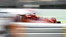 Aksi pebalap Lotus asal Perancis, Romain Grosjean. (AFP/JOSEP LAGO)