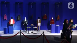 Pengunjung melewati aneka kerajinan dalam pameran UMKM Export BRILian Preneur 2019  di Jakarta Convention Center, Jakarta, Jumat (20/12/2019). Di sini pengunjung bisa berkonsultasi seputar bisnis, branding, packaging, perizinan ekspor, hingga perizinan sertifikasi halal. (Liputan6.com/Johan Tallo)