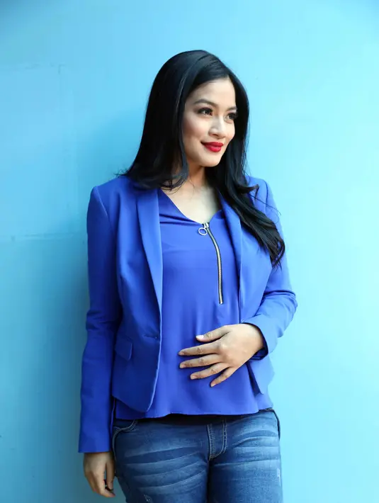 Hingga kini, ibu dari Juna itu masih sibuk menjalani aktivitasnya. Seperti saat hadir menjadi bintang tamu, ia terlihat tampil modis dengan mengenakan celana jeans. (Nurwahyunan/Bintang.com)