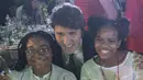 Perdana Menteri (PM) Kanada, Justin Trudeau berfoto bersama dua siswi SMA ketika menghadiri acara Fortune Most Powerful Women Summit 2017 di Washington, Selasa (10/10).(AFP Photo / Andrew CABALLERO-REYNOLDS)