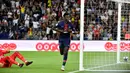 Penyerang PSG, Timothy Weah berselebrasi usai mencetak gol ke gawang Caen pada pertandingan perdana Ligue 1 di Parc des Princes, Paris (12/8). Putra Presiden Liberia ini mencetak gol pertamanya di Ligue 1. (AFP Photo/Gerard Julien)