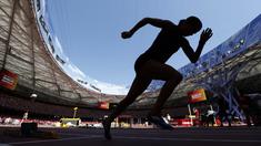 Seorang atlet berlari dalam sesi latihan Kejuaraan Dunia Atletik 2015 di Stadion Nasional Beijing, Tiongkok. Jumat (21/8/2015). (AFP Photo/Adrian Dennis)