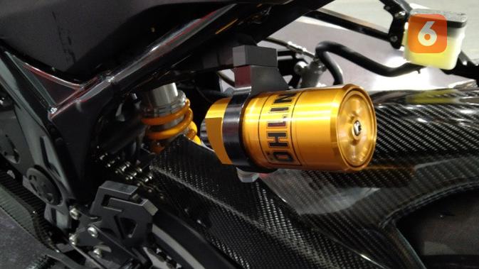 Shockbreaker belakang all-new Honda CBR150R Sporty Low Rider mengandalkan produk Ohlins. (Septian/Liputan6.com)