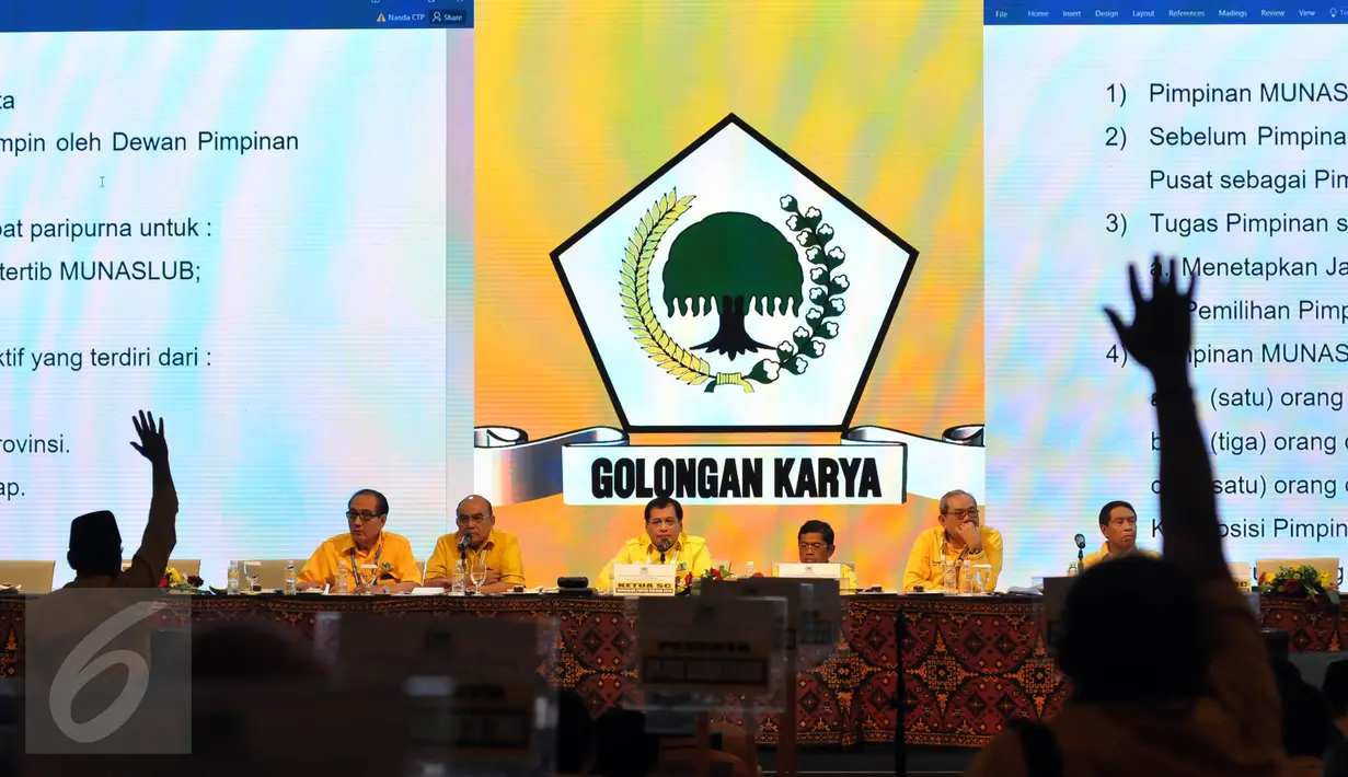 Suasana Rapat Paripurna membahas Tata Tertib Pemilihan Ketua Umum Partai Golkar di arena Munaslub, Bali, Minggu (15/5). Rapat paripurna tersebut diwarnai instruksi dari para anggota partai  dan pembahasan berlangsung alot. (Liputan6.com/Johan Tallo)