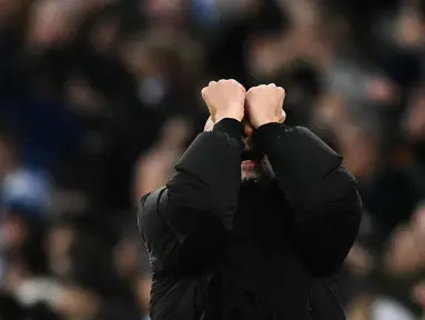 Pelatih Manchester City, Pep Guardiola saat merayakan gol kedua timnya yang dicetak oleh Erling Haaland pada laga lanjutan Liga Inggris 2024/2025 melawan West Ham di Etihad Stadium, Manchester, Inggris, Sabtu (04/01/2025). (AFP/Oli Scarff)