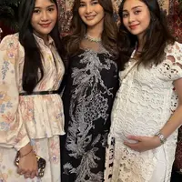 Erina pun memadukan one set tersebut dengan mini belt hitam dengan buckle emas. Membuat tampilannya tidak monoton. [@maureethania]