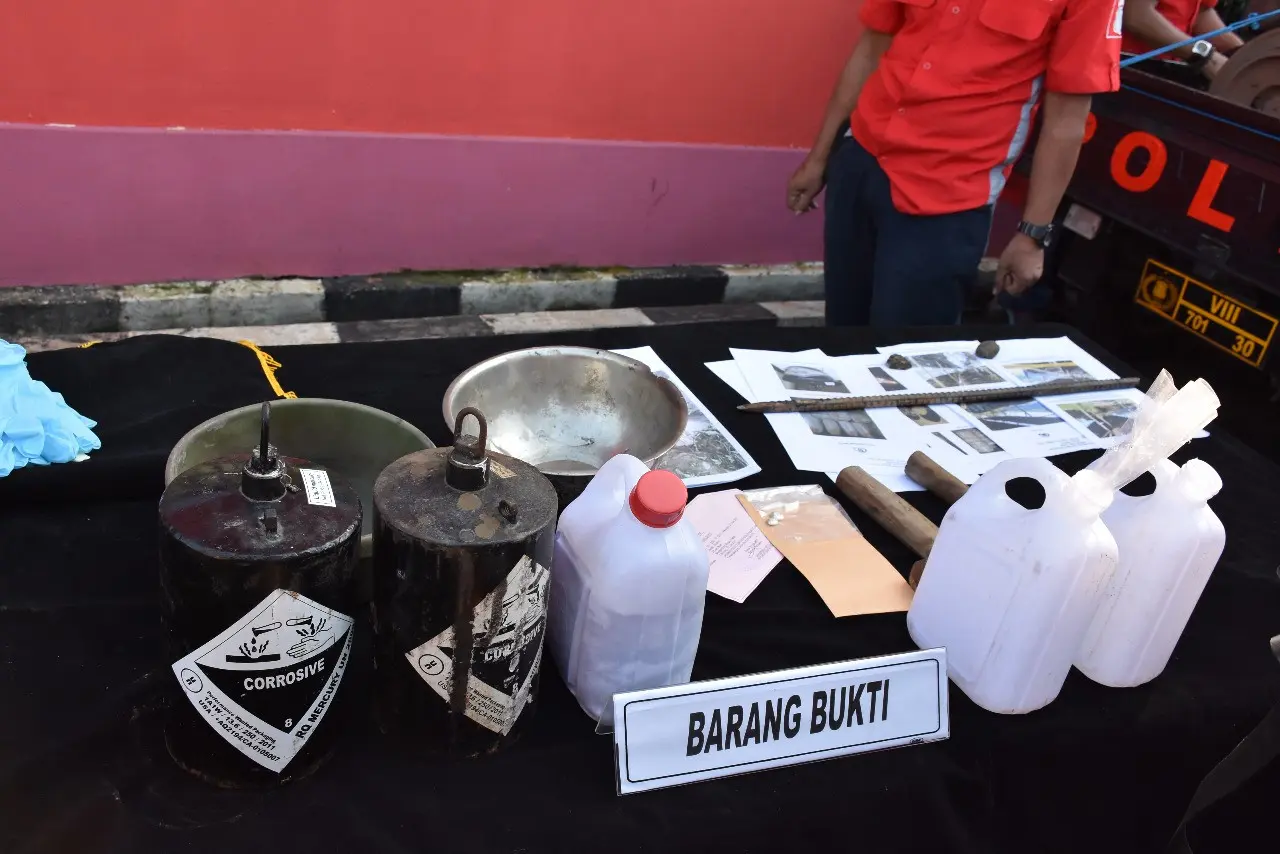 Polisi menggerebek tempat pembuatan zat kimia berbahaya ilegal, merkuri, di kawasan Tajurhalang, Kecamatan Cijeruk, Kabupaten Bogor. (Liputan6.com/Achmad Sudarna)
