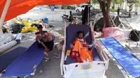 Seorang pasien korban gempa bumi dan tsunami Palu dirawat di halaman Rumah Sakit Undata, Palu, Sulawesi Tengah, Kamis (4/10). Bagian gedung di dalam rumah sakit yang rusak membuat pasien di rawat di tenda. (Liputan6.com/Fery Pradolo)