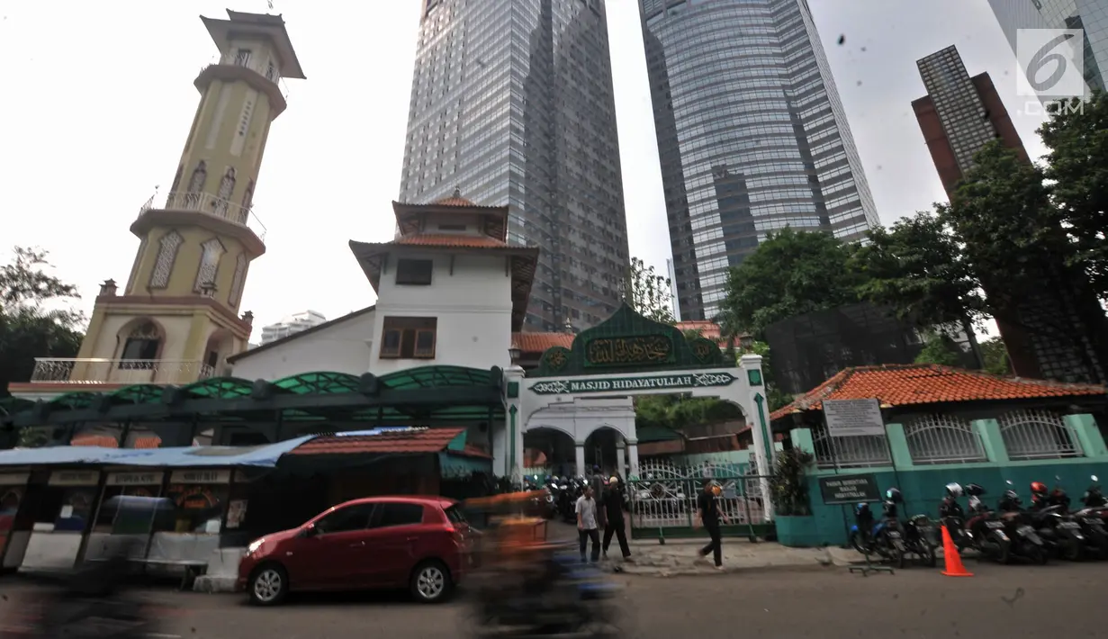 Suasana di luar Masjd Hidayatullah, Jakarta, Senin (28/5). Pihak pengurus masjid tetap mempertahankan bentuk bangunan utama masjid beserta perabotan seperti jam, mimbar, dan ukiran pada 8 tiang penyangga. (Merdeka.com/Iqbal S Nugroho)