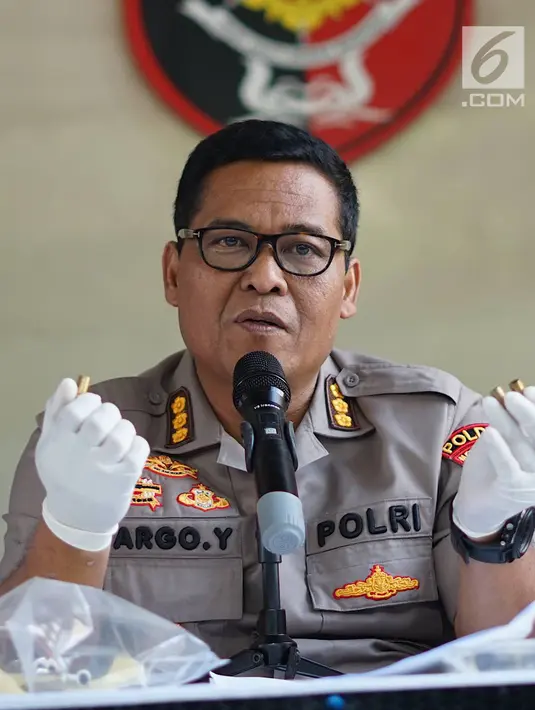 Kabid Humas Polda Metro Jaya Kombes Argo Yuwono menunjukkan barang bukti tiga butir amunisi di Polda Metro Jaya, Jakarta, Kamis (4/7/2019). Polisi menembak mati salah seorang tersangka. (Liputan6.com/Immanuel Antonius)