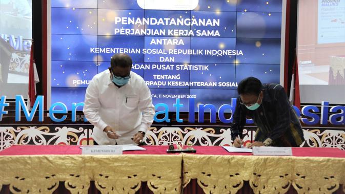 Sekretaris Jenderal Kemensos Hartono Laras melakukan penandatanganan PKS dengan Sestama BPS Margo Yuwono di Kantor BPS, Jakarta (11/11).