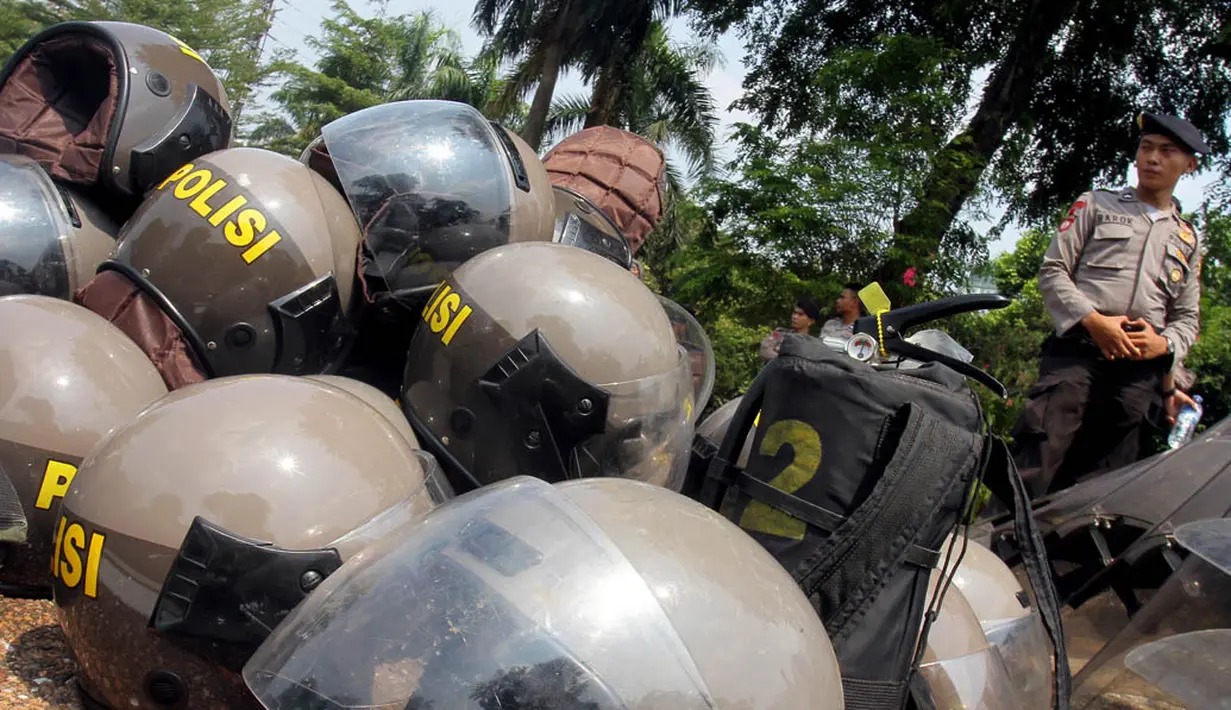 Perlengkapan lain juga sudah disiapkan baik tameng, baju huru-hara yang diletakkan di halaman Gedung DPR/MPR, Jakarta, (19/10/14). (Liputan6.com/Johan Tallo)