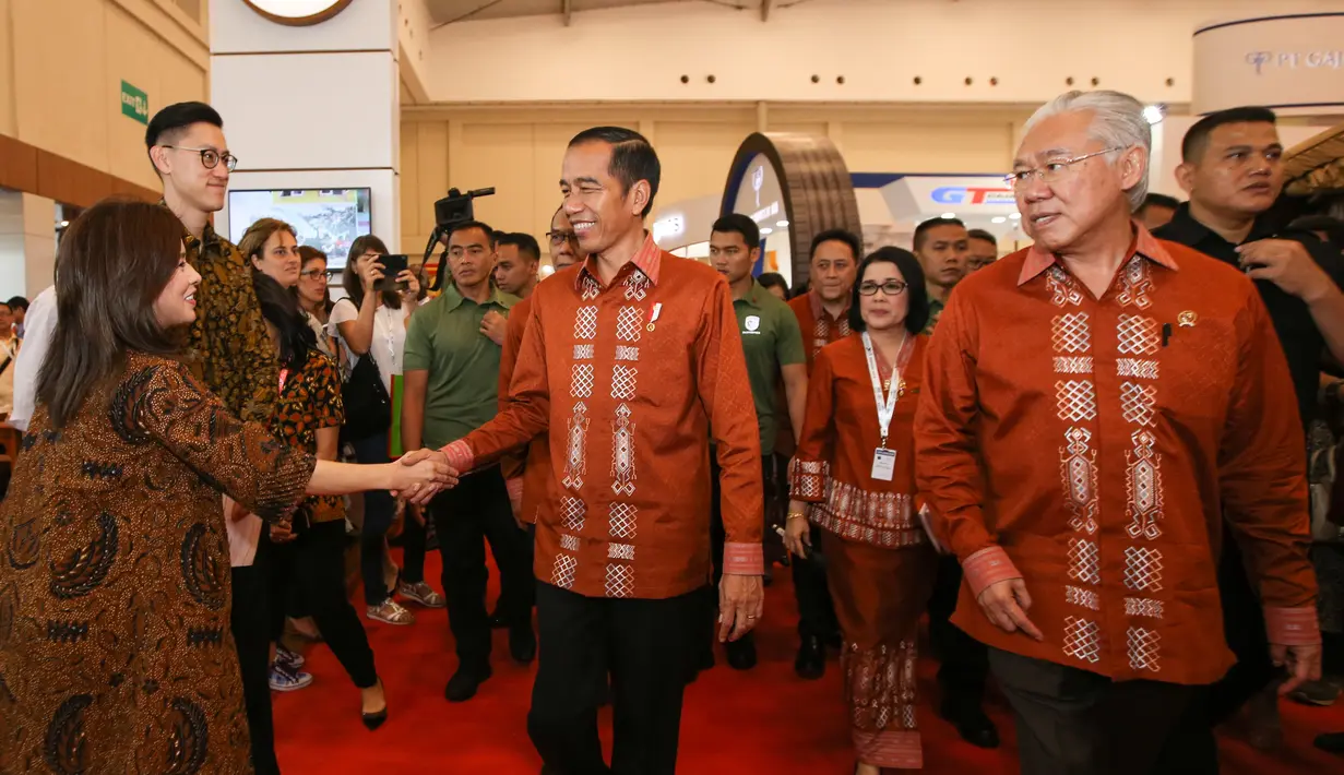 Presiden Joko Widodo, Mendag Enggartiasto Lukita disambut Head of Corcomm PT HM Sampoerna Tbk Inasanti Susanto saat mengunjungi Paviliun Sampoerna pada Trade Expo Indonesia ke-33 di ICE BSD City, Tangerang, Rabu (24/10). (Liputan6.com/HO/Adri)