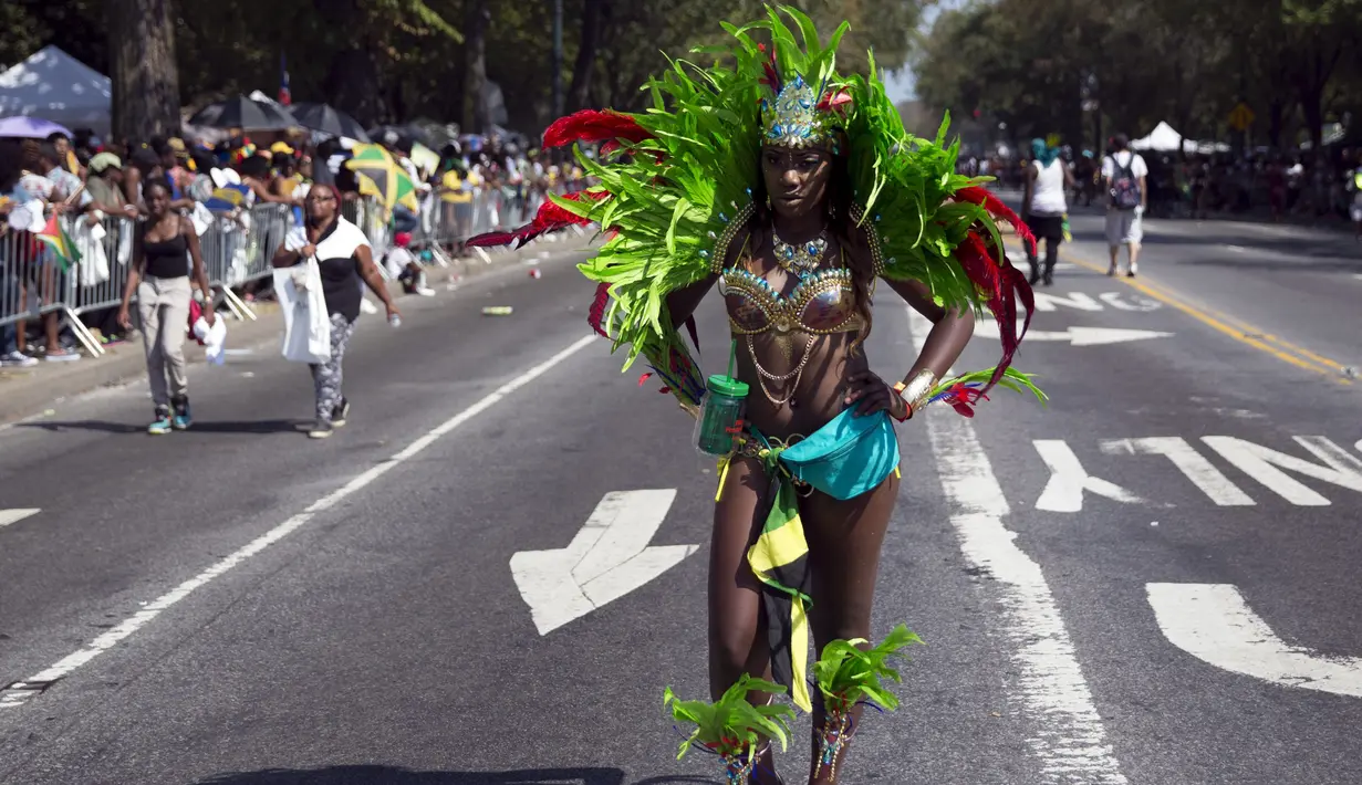 Seorang partisipan berpose saat mengikuti West Indian Day Parade di Brooklyn, New York, Senin (7/9/2015). Parade yang berlangsung tiap tahun ini merayakan budaya Karibia dan sejarah. (REUTERS/Andrew Kelly)