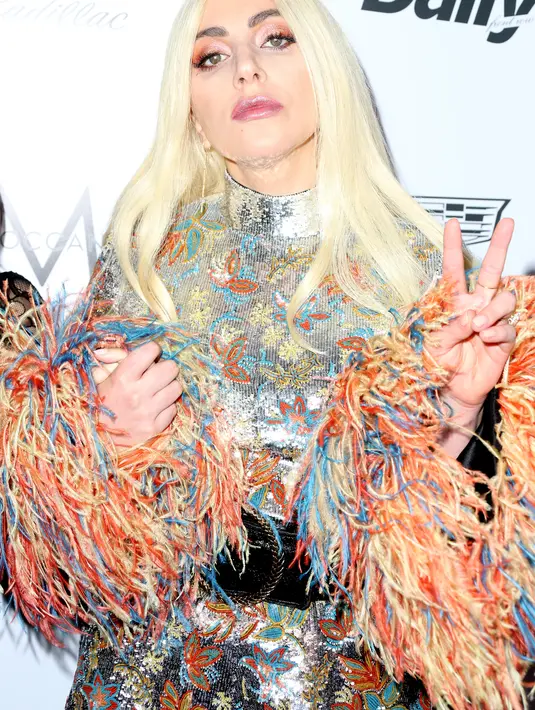 Penyanyi yang kerap tampil unik dan nyentrik, Lady Gaga memang selalu menarik perhatian publik. Pelantun 'Bad Romance' ini memperoleh pendapatan sebesar 788 Milyar dalam kurun waktu setahun. (AFP/Bintang.com)