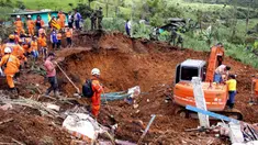 Petugas darurat mencari korban selamat setelah tanah longsor mengubur dua rumah di Mallama, Provinsi Narino, Kolombia, 2 November 2021. Sebanyak empat orang tewas dan beberapa dikhawatirkan terjebak menyusul longsor akibat hujan deras di daerah tersebut. (LEONARDO CASTRO/AFP)