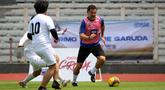Legenda sepak bola Yunani, Giorgos Karagounis bermain pada acara puncak BRImo Future Garuda yang bertajuk FOURFEO Mini Tournament di Stadion Madya, Jakarta, Kamis (01/06/2023). (Bola.com/Bagaskara Lazuardi)