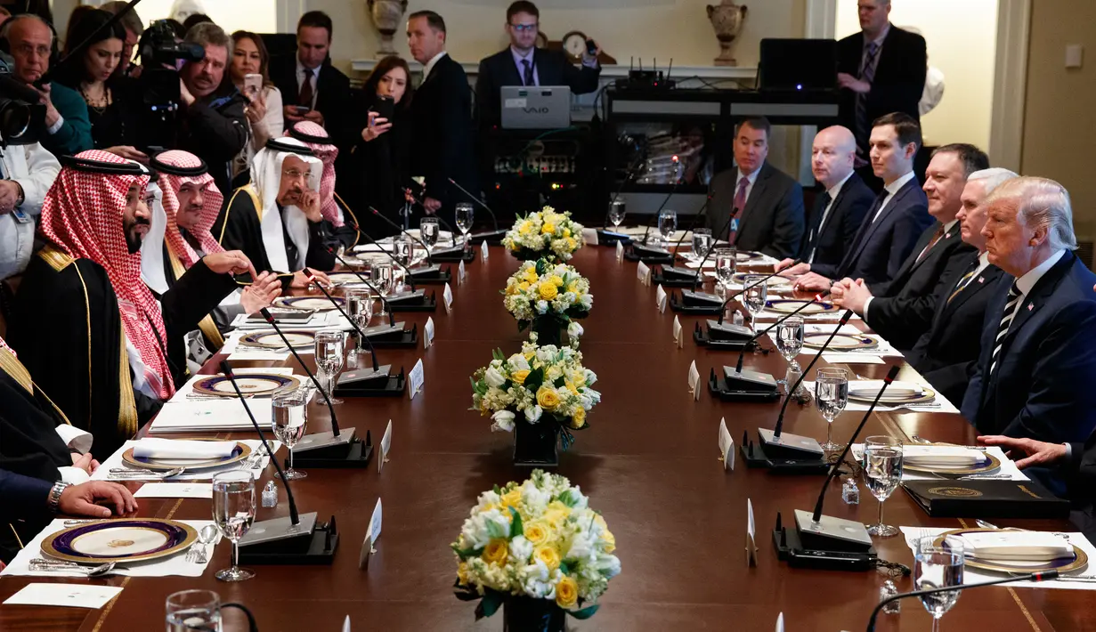 Presiden AS, Donald Trump mendengarkan Putra mahkota Arab Saudi, Pangeran Mohammad bin Salman disela jamuan makan siang di Gedung Putih, Selasa (20/3). Pertemuan menyinggung masalah bantuan AS untuk program nuklir sipil di Saudi. (AP Photo/Evan Vucci)