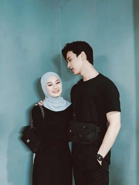 Dinda Hauw dan Rey Mbayang salah satunya, mereka selalu tampil kece dan modis dalam berbagai kesempatan. Tak jarang mereka mengikuti style dan juga tema outfit yang sedang tren di masyarakat. Salah satunya dengan memakai baju couple warna hitam. (Liputan6.com/IG/@dindahw)