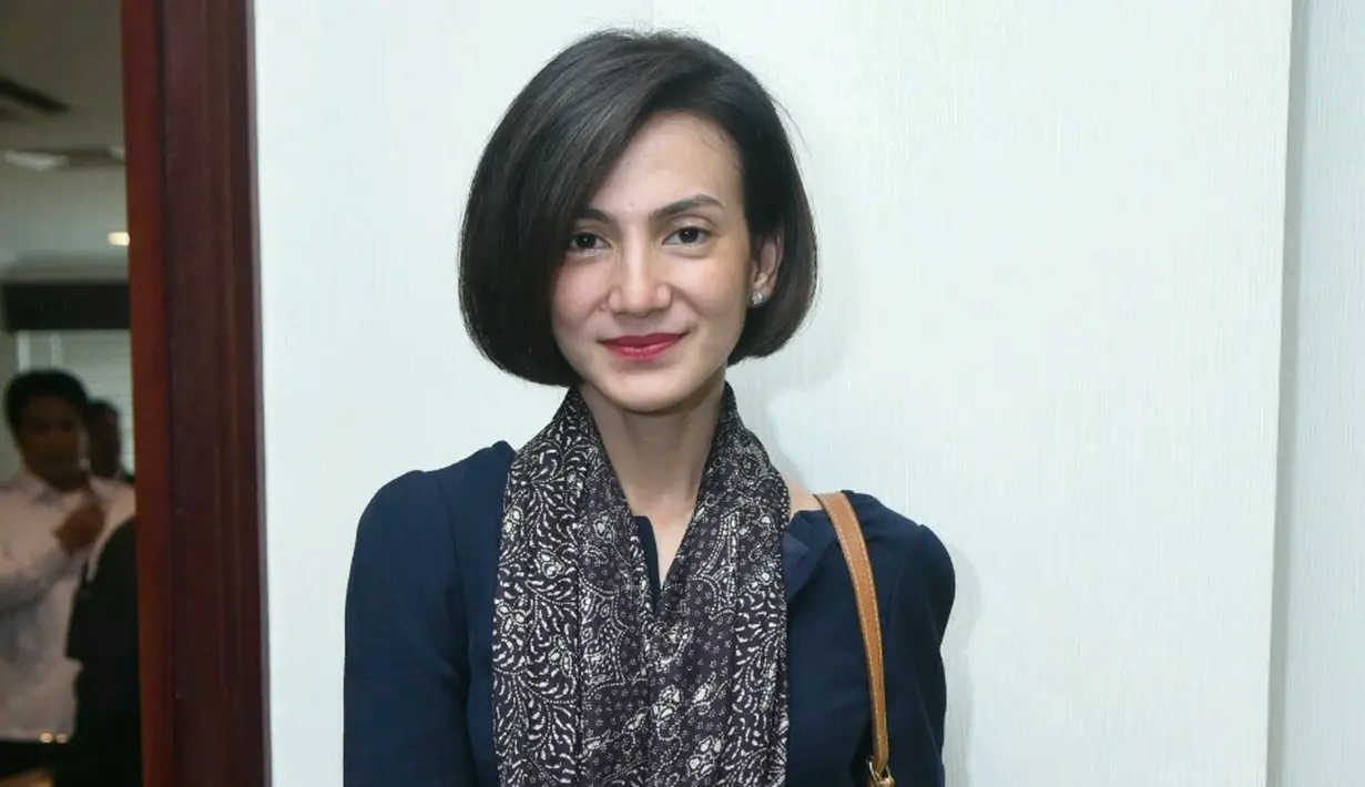 "Yah kalau ada peranan yang cocok, saya gak menutup kemungkinan. Yah saya sih mau karena saya juga udah mulai engga ada kesibukan jadi kalau waktunya juga oke ya bolehlah," kata Wanda di Senayan City, Jakarta, Senin (16/10). (Galih W/dok. Bintang.com)