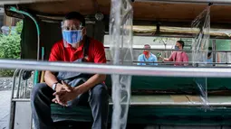 Seorang penumpang terlihat menaiki jeepney di Manila, Filipina (28/8/2020). Jeepney merupakan salah satu alat transportasi populer di Filipina. Sebagian besar jeepney dihias warna-warni, dengan desain lukisan dan ilustrasi terinspirasi dari budaya lokal dan internasional. (Xinhua/Rouelle Umali)