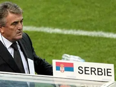 Serbian coach Radomir Antic reacts during the WC 2010 qualifying football match France vs Serbia, on September 10, 2008 at the Stade de France stadium in Saint-Denis, north of Paris. AFP PHOTO/JACQUES DEMARTHON