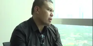 Joko Anwar selama ini dikenal sebagai sutradara, namun dalam Melancholy is a Movment Joko berganti peran, kali ini ia ikut berakting di depan kamera bahkan sebagai pemain utama.