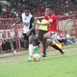 Gelandang serang PSM Makassar, Alex Silva berduel dengan kapten Bali United FC, Fadil Sausu dalam laga uji coba di Stadion Andi Mattalatta Mattoangin, Minggu (17/4/2016). (Bola.com/Abdi Satria)