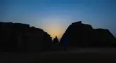 Seorang pengunjung berjalan di antara piramida Meroe di situs arkeologi Meroe di Bejrawiya, Sudan, Sabtu, 1 Agustus 2026. (Foto AP/Mohnd Blal)