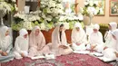 Digelar di kawasan kompleks Bogor Baru, Tegallega, Jawa Barat, Nabila Syakieb dan keluarganya nampak seragam mengenakan baju muslim berwarna pastel dan juga ada yang mengenakan baju muslim berwarna putih. (Ruben Silitonga/Bintang.com)