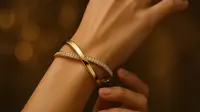 9 Model Gelang Emas Crossover Elegan yang Memikat dan Mewah di 2025