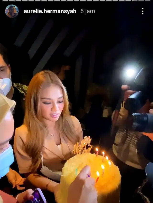Aurel Hermansyah memberikan kejutan kepada Atta Halilintar