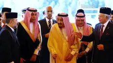  Raja Salman memilih Malaysia sebagai lokasi kunjungan pertamanya ke negara mayoritas Muslim, sejak naik takhta pada 2015. Negeri Jiran pun menyambut kedatangan Raja Arab Saudi pada Minggu 26 Februari 2017.