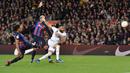 Striker Real Madrid, Karim Benzema melepaskan tendangan yang menghasilkan gol keempat timnya ke gawang Barcelona pada laga leg kedua semifinal Copa del Rey 2022/2023 di Camp Nou Stadium, Barcelona, Kamis (6/4/2023) dini hari WIB. (AFP/Pau Barrena)