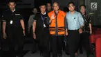 Bupati Malang Rendra Kresna memakai rompi tahanan usai menjalani pemeriksaan di gedung KPK, Jakarta, Senin (15/10). Rendra Kresna resmi ditahan terkait dugaan suap gratifikasi proyek di Dinas Pendidikan di Kabupaten Malang. (merdeka.com/Dwi Narwoko)