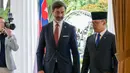 Keduanya mengadakan pertemuan bilateral untuk membahas tentang isu-isu strategis. Tampak dalam foto, Menteri Luar Negeri Indonesia, Sugiono (kanan) saat menerima kedatangan Menteri Luar Negeri Slovakia, Juraj Blanar, saat pertemuan mereka di Gedung Pancasila, Kementerian Luar Negeri, Jakarta, Selasa (3/2/2026). (BAY ISMOYO/AFP)