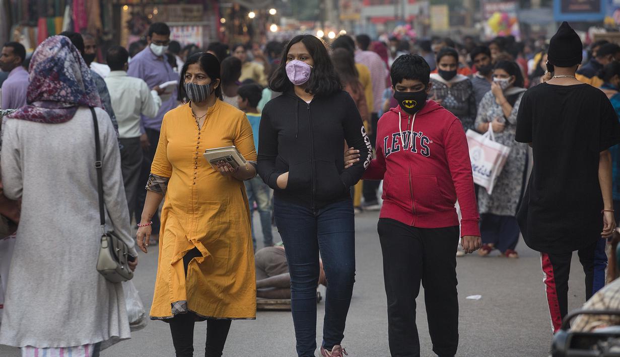 Orang-orang yang mengenakan masker berjalan melintasi pasar yang ramai di New Delhi, India (5/11/2020). Total 50.210 kasus baru COVID-19 terdeteksi di India dalam 24 jam terakhir, menurut data terbaru yang dirilis oleh Kementerian Kesehatan dan Kesejahteraan Keluarga India. (Xinhua/Javed Dar)