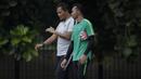 Pelatih kiper Timnas Indonesia, Kurnia Sandy, berdiskusi dengan Awan Setho saat latihan di Lapangan ABC Senayan, Jakarta, Selasa (20/11). Latihan ini persiapan jelang laga Piala AFF 2018 melawan Filipina. (Bola.com/Vitalis Yogi Trisna)