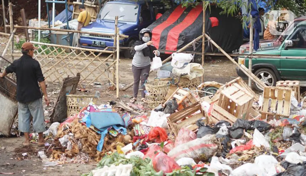 Warga membuang sampah di sekitar Jalan Masjid Al Makmur, Pejaten Timur, Pasar Minggu, Jakarta Selatan, Selasa (10/12/2019). Tumpukan sampah yang tidak hanya berasal dari warga sekitar menimbulkan bau tidak sedap dan dikhawatirkan dapat mengganggu kesehatan. (Liputan6.com/Immanuel Antonius)