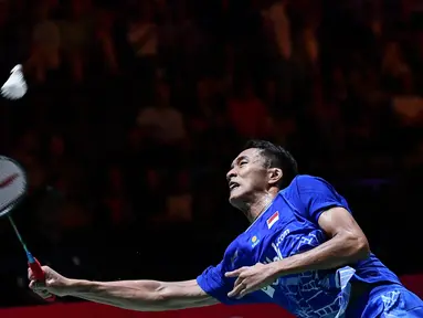 Pebulu tangkis Indonesia Jonatan Christie mengembalikan kok saat bertanding melawan wakil India Sai Praneeth Bhamidipati dalam perempat final tunggal putra Kejuaraan Dunia Bulu Tangkis 2019 di St Jakobshalle, Basel, Swiss, Jumat (23/8/2019). Jonatan takluk dua gim langsung. (FABRICE COFFRINI/AFP)